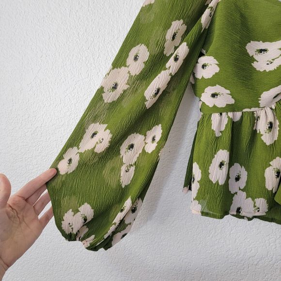 ASTR the Label Toscana Babydoll Blouse Green Floral Bubble Sleeve Size Small - Picture 10 of 10